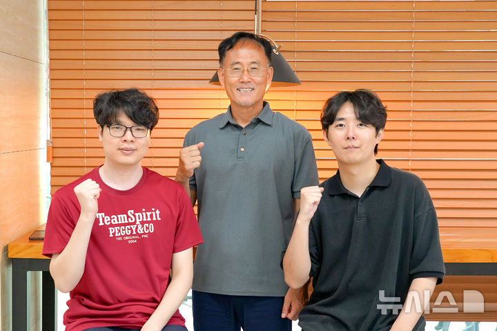 지스트 이흥노 전기전자컴퓨터공학과 교수(가운데)와 최해웅·김승민 박사과정 연구원들. (사진=지스트 제공) 2025.07.04. photo@newsis.com