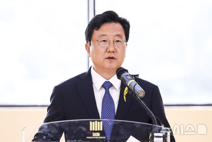 [서울=뉴시스] 김진아 기자 = 정진우 신임 서울중앙지검장이 4일 오전 서울 서초구 서울중앙지방검찰청에서 열린 제65대 정진우 검사장 취임식에서 취임사를 하고 있다. 2025.07.04. bluesoda@newsis.com