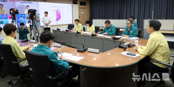 [세종=뉴시스] 강종민 기자 = 강형석 농림축산식품부 차관이 4일 세종시 정부세종청사에서 열린 폭염 대응 추진상황 점검회의에서 분야별 폭염 예방대책 등을 점검하고 있다. 2025.07.04. ppkjm@newsis.com