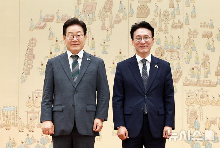 [서울=뉴시스] 고범준 기자 = 이재명 대통령이 4일 서울 용산 대통령실 청사에서 열린 임명장 수여식에서 김민석 신임 국무총리에게 임명장을 수여한 뒤 기념촬영 하고 있다. 2025.07.04. bjko@newsis.com