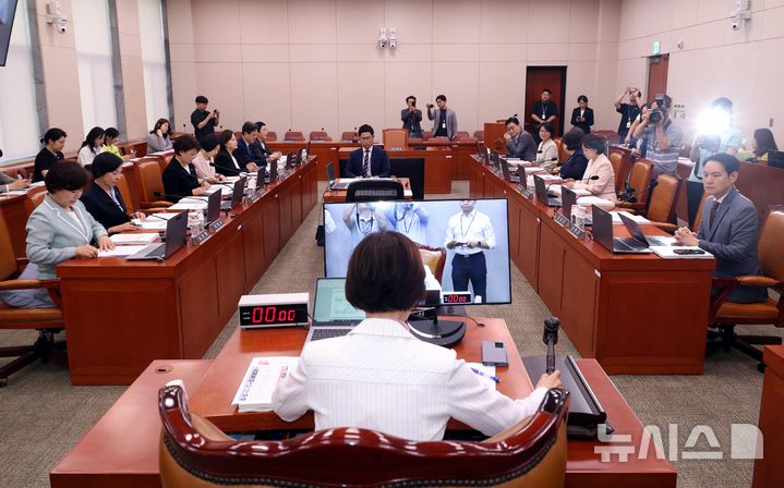 [서울=뉴시스] 조성봉 기자 = 이인선 국회 여성가족위원회 위원장이 4일 오전 서울 여의도 국회에서 열린 여성가족위원회 전체회의에서 국무위원후보자(여성가족부장관 강선우)인사청문회 실시계획서 안건을 상정하고 있다. 2025.07.04. suncho21@newsis.com