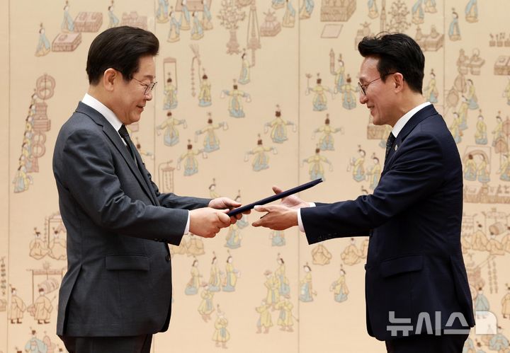 [서울=뉴시스] 고범준 기자 = 이재명 대통령이 4일 서울 용산 대통령실 청사에서 열린 임명장 수여식에서 김민석 신임 국무총리에게 임명장을 수여하고 있다. 2025.07.04. bjko@newsis.com