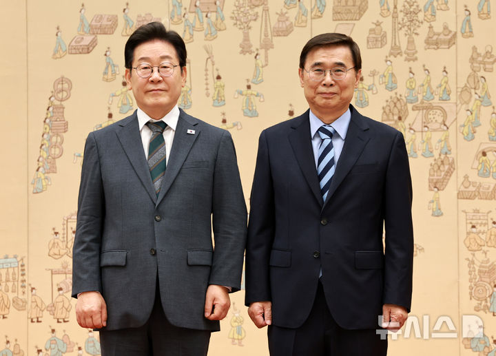 [서울=뉴시스] 고범준 기자 = 이재명 대통령이 4일 서울 용산 대통령실 청사에서 열린 임명장 및 위촉장 수여식에서 이종석 국가정보원장에게 임명장을 수여한 뒤 기념촬영을 하고 있다. 2025.07.04. bjko@newsis.com