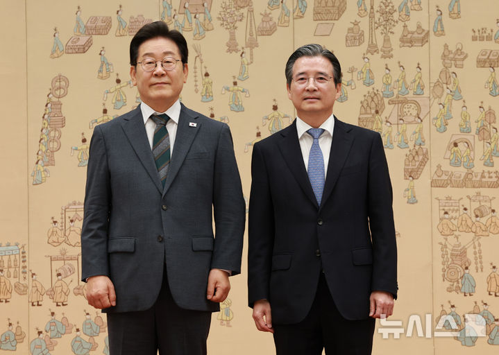 [서울=뉴시스] 고범준 기자 = 이재명 대통령이 4일 서울 용산 대통령실 청사에서 열린 임명장 및 위촉장 수여식에서 김용범 정책실장에게 임명장을 수여한 뒤 기념촬영을 하고 있다. 2025.07.04. bjko@newsis.com