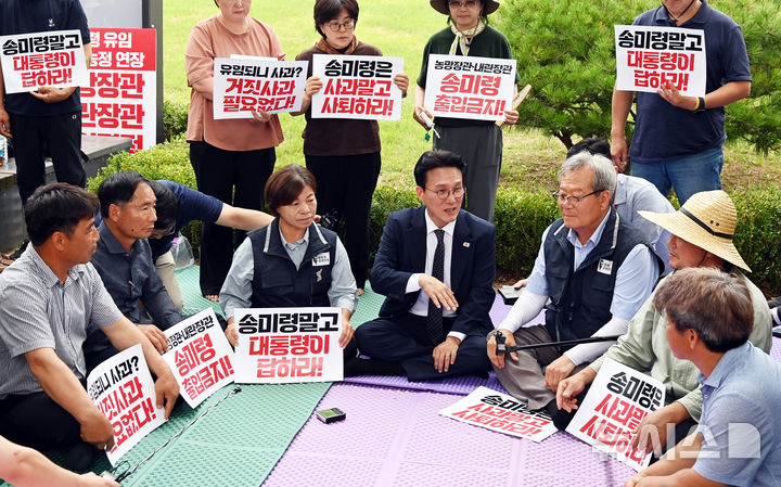 [서울=뉴시스] 배훈식 기자 = 김민석 신임 국무총리가 4일 서울 용산구 대통령실 앞에서 송미령 농림축산식품부 장관의 유임에 반대하며 농성 중인 농민단체를 만나 면담을 하고 있다. (공동취재) 2025.07.04. photo@newsis.com