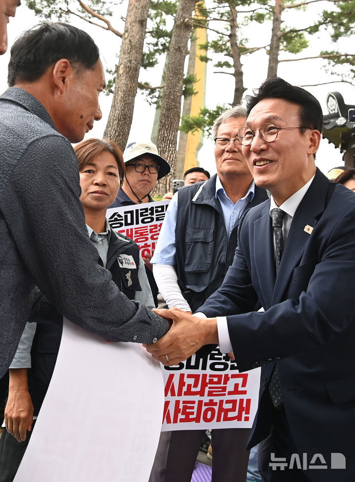 [서울=뉴시스] 배훈식 기자 = 김민석 신임 국무총리가 4일 서울 용산구 대통령실 앞에서 송미령 농림축산식품부 장관의 유임에 반대하며 농성 중인 농민단체를 만나 인사를 하고 있다. (공동취재) 2025.07.04. photo@newsis.com
