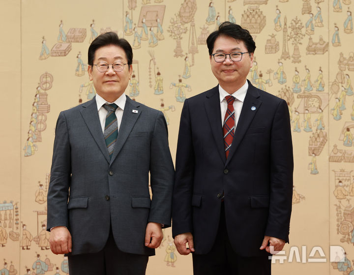 [서울=뉴시스] 고범준 기자 = 이재명 대통령이 4일 서울 용산 대통령실 청사에서 열린 임명장 및 위촉장 수여식에서 이한주 국정기획위원회 위원장에게 임명장을 수여한 뒤 기념촬영을 하고 있다. 2025.07.04. bjko@newsis.com