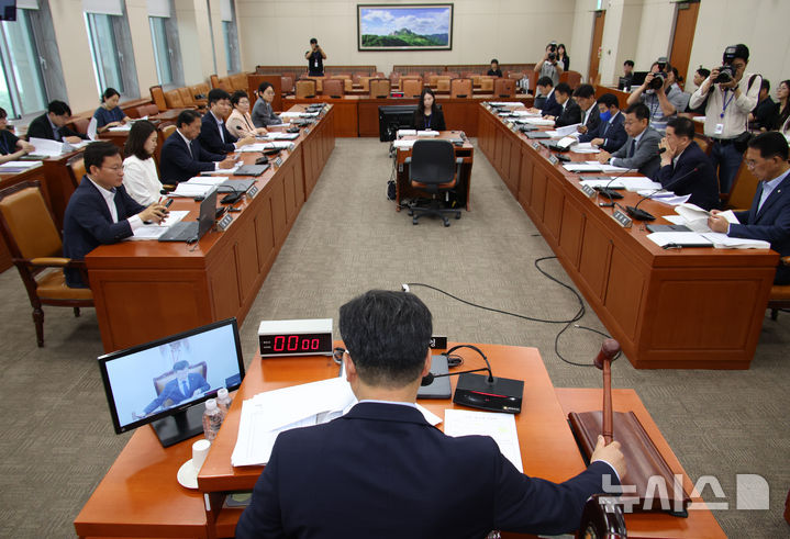 [서울=뉴시스] 김금보 기자 = 안호영 국회 환경노동위원회 위원장이 4일 오전 서울 여의도 국회에서 열린 환경노동위원회 전체회의에서 국무위원후보자(김성환 환경부장관, 김영훈 고용노동부장관) 인사청문회 실시계획서 안건을 상정하고 있다. 2025.07.04. kgb@newsis.com