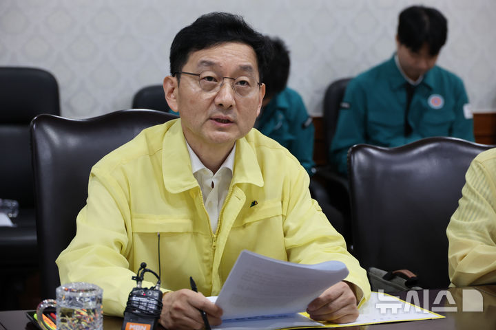 [서울=뉴시스] 김명원 기자 = 윤창렬 국무조정실장이 4일 오전 서울 종로구 정부서울청사에서 열린 부산 아파트 화재 아동 사망 관련 긴급 대책회의에 참석해 발언하고 있다. 2025.07.04. kmx1105@newsis.com