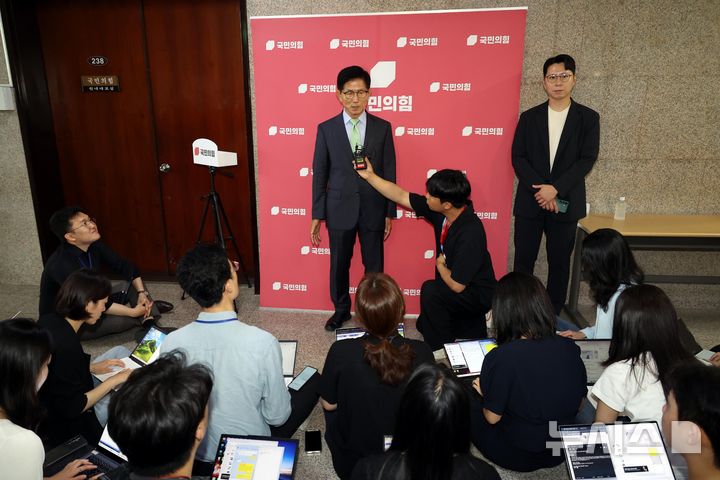 [서울=뉴시스] 조성봉 기자 = 김문수 전 국민의힘 대선후보가 4일 오전 서울 여의도 국회에서 송언석 비상대책위원장 겸 원내대표를 면담하고 취재진의 질문에 답변하고 있다. 2025.07.04. suncho21@newsis.com