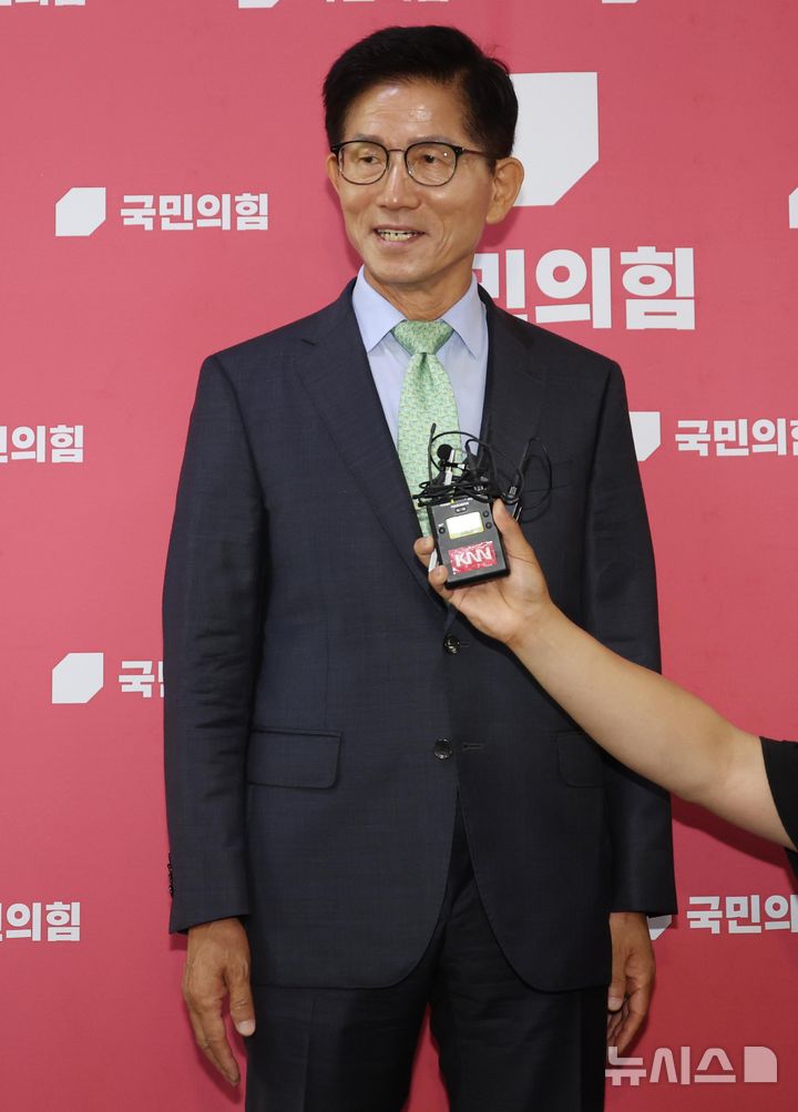 [서울=뉴시스] 조성봉 기자 = 김문수 전 국민의힘 대선후보가 4일 오전 서울 여의도 국회에서 송언석 비상대책위원장 겸 원내대표를 면담하고 취재진의 질문에 답변하고 있다. 2025.07.04. suncho21@newsis.com