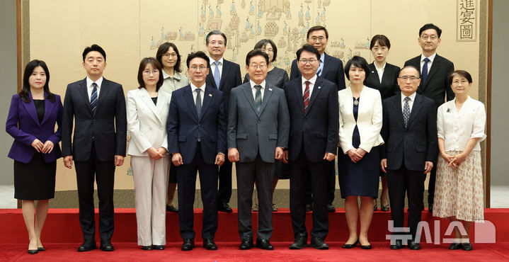 [서울=뉴시스] 고범준 기자 = 이재명 대통령이 4일 서울 용산 대통령실 청사에서 열린 임명장 및 위촉장 수여식에서 임명장 수여식 참석자들과 기념촬영을 하고 있다.앞줄 왼쪽부터 강훈식 대통령비서실장과 배우자, 김민석 신임 국무총리와 배우자, 이 대통령, 이한주 국정기획위원회 위원장과 배우자, 위성락 국가 안보실장과 배우자.윗줄 오른쪽부터 윤창렬 국무조정실장과 배우자, 이종석 국가정보원장과 배우자, 김용범 정책실장과 배우자. 2025.07.04. bjko@newsis.com