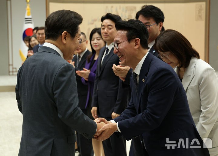 [서울=뉴시스] 고범준 기자 = 이재명 대통령이 4일 서울 용산 대통령실 청사에서 열린 임명장 및 위촉장 수여식에서 김민석 신임 국무총리와 인사를 나누고 있다. 2025.07.04. bjko@newsis.com