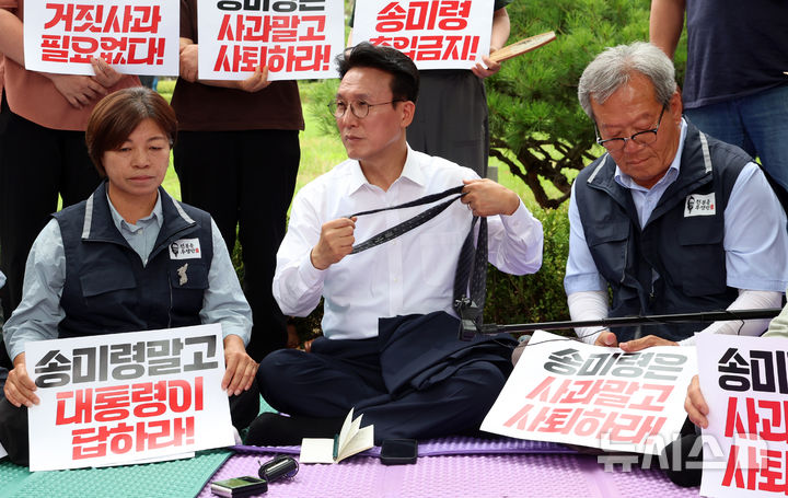 [서울=뉴시스] 배훈식 기자 = 김민석 국무총리가 4일 오전 서울 용산구 대통령실 앞에서 취임 후 첫 일정으로 송미령 농림축산식품부 장관 유임 결정 철회를 촉구하며 농성 중인 농민단체와 면담하고 있다. (공동취재) 2025.07.04. photo@newsis.com