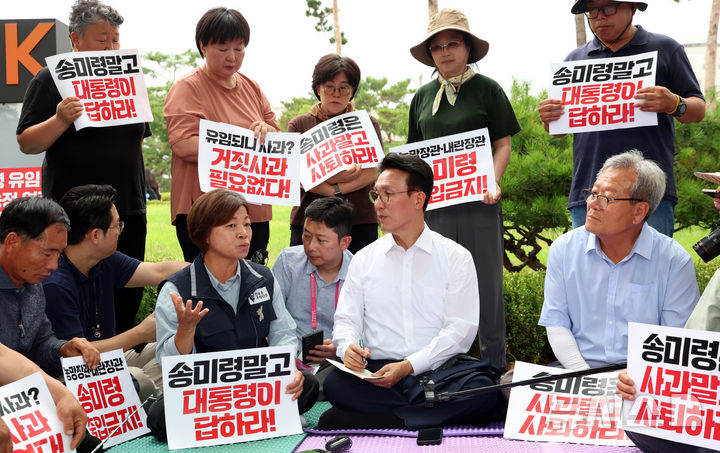 [서울=뉴시스] 배훈식 기자 = 김민석 국무총리가 4일 오전 서울 용산구 대통령실 앞에서 취임 후 첫 일정으로 송미령 농림축산식품부 장관 유임 결정 철회를 촉구하며 농성 중인 농민단체와 면담하고 있다. (공동취재) 2025.07.04. photo@newsis.com