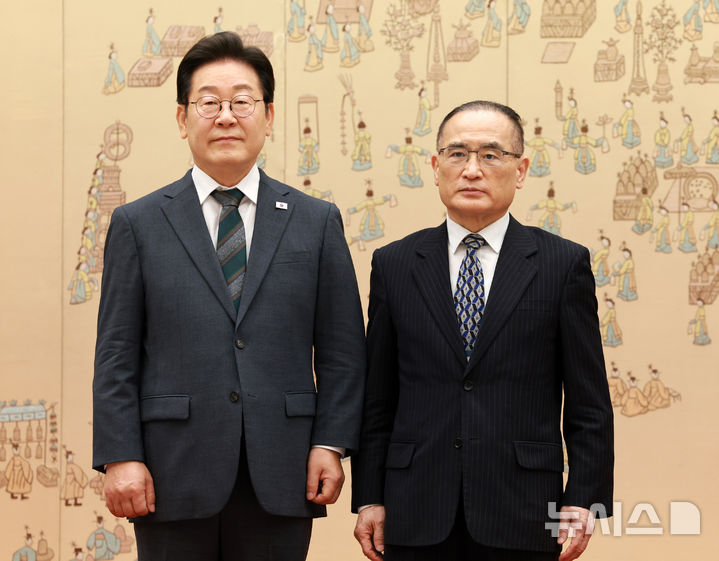 [서울=뉴시스] 고범준 기자 = 이재명 대통령이 4일 서울 용산 대통령실 청사에서 열린 임명장 및 위촉장 수여식에서 위성락 국가안보실장에게 임명장을 수여한 뒤 기념촬영을 하고 있다. 2025.07.04. bjko@newsis.com