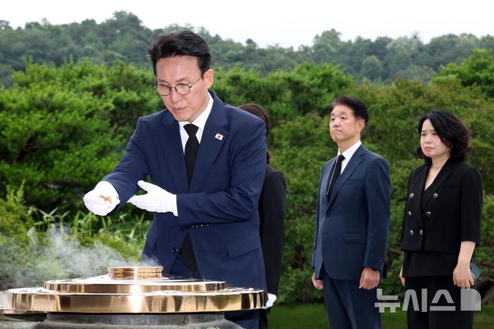 [서울=뉴시스] 배훈식 기자 = 김민석 국무총리가 4일 오후 서울 동작구 국립서울현충원 찾아 분향하고 있다. (공동취재) 2025.07.04. photo@newsis.com