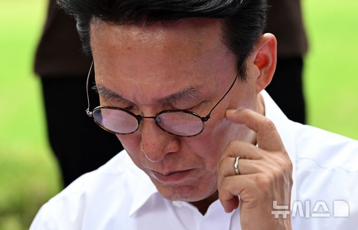 [서울=뉴시스] 배훈식 기자 = 김민석 국무총리가 지난 4일 오전 서울 용산구 대통령실 앞 농민단체 항의 집회 현장을 찾아 농민들의 발언을 들으며 생각에 잠겨 있다. (공동취재) 2025.07.04. photo@newsis.com