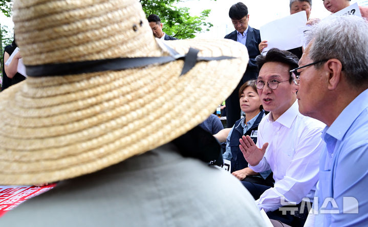 [서울=뉴시스] 배훈식 기자 = 김민석 국무총리가 4일 오전 서울 용산구 대통령실 앞 농민단체 항의 집회 현장을 찾아 농민들과 대화하고 있다. (공동취재) 2025.07.04. photo@newsis.com