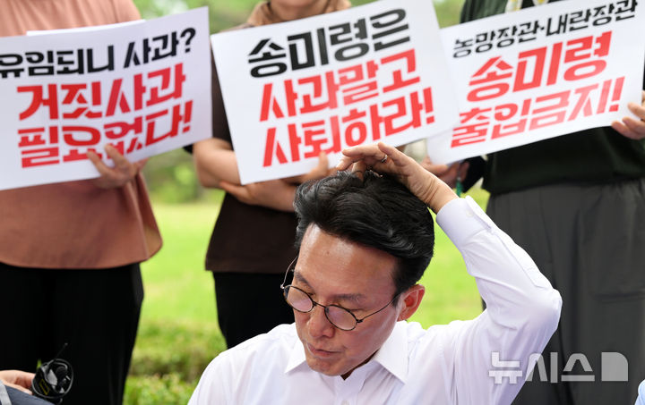 [서울=뉴시스] 배훈식 기자 = 김민석 국무총리가 4일 오전 서울 용산구 대통령실 앞 농민단체 항의 집회 현장을 찾아 농민들의 발언을 들으며 생각에 잠겨 있다. (공동취재) 2025.07.04. photo@newsis.com