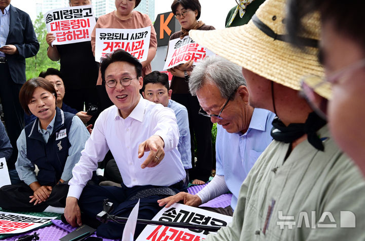 [서울=뉴시스] 배훈식 기자 = 김민석 국무총리가 4일 오전 서울 용산구 대통령실 앞 농민단체 항의 집회 현장을 찾아 농민들과 대화하고 있다. (공동취재) 2025.07.04. photo@newsis.com