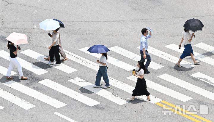 [광주=뉴시스] 이영주 기자 = 광주지역에 폭염특보가 8일째 이어지고 있는 4일 오후 광주 북구청 사거리에서 시민들이 강한 햇빛을 받으며 횡단보도 위를 걷고 있다. 2025.07.04. leeyj2578@newsis.com