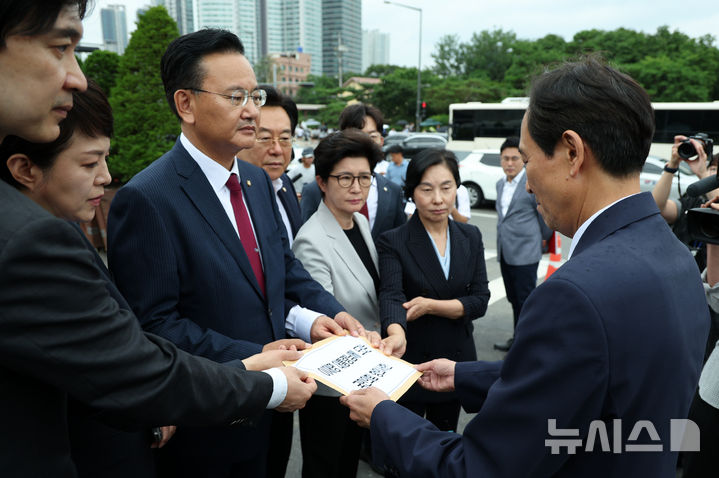 [서울=뉴시스] 고범준 기자 = 유상범 국민의힘 원내운영수석부대표와 김은혜 원내정책수석부대표가 4일 서울 용산구 대통령실 정문 앞에서 우상호 정무수석에게 특수활동비(특활비) 증액 요구 관련 항의서한을 전달하고 있다. 2025.07.04. bjko@newsis.com
