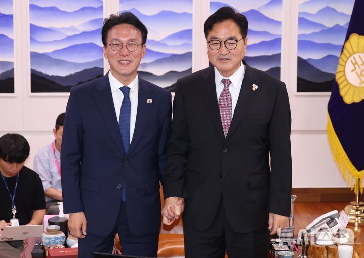 [서울=뉴시스] 조성봉 기자 = 우원식 국회의장이 4일 오후 서울 여의도 국회의장 집무실에서 김민석 국무총리와 면담을 나누기 전 손을 잡고 기념촬영을 하고 있다. 2025.07.04. suncho21@newsis.com