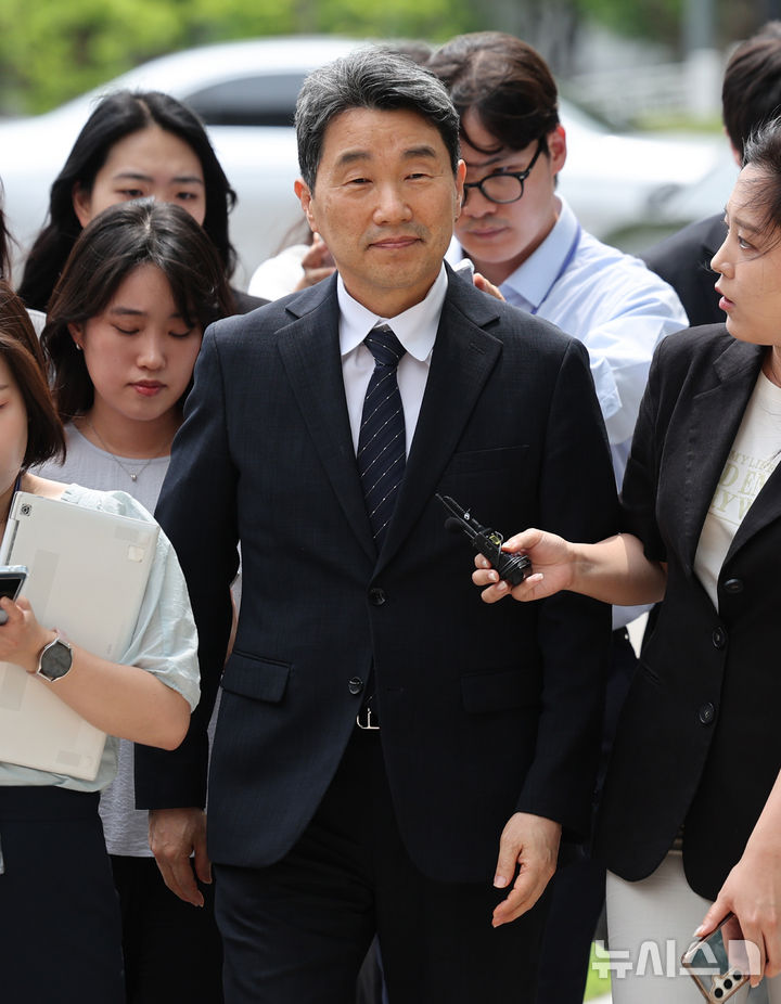[서울=뉴시스] 김진아 기자 = 이주호 교육부 장관이 12·3 비상계엄 관련 내란 혐의를 수사 중인 특검에 조사를 받기 위해 4일 오후 서울 서초구 서울고등검찰청으로 출석하고 있다. 2025.07.04. bluesoda@newsis.com