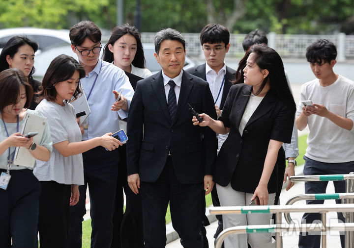 [서울=뉴시스] 김진아 기자 = 이주호 교육부 장관이 12·3 비상계엄 관련 내란 혐의를 수사 중인 특검에 조사를 받기 위해 4일 오후 서울 서초구 서울고등검찰청으로 출석하고 있다. 2025.07.04. bluesoda@newsis.com
