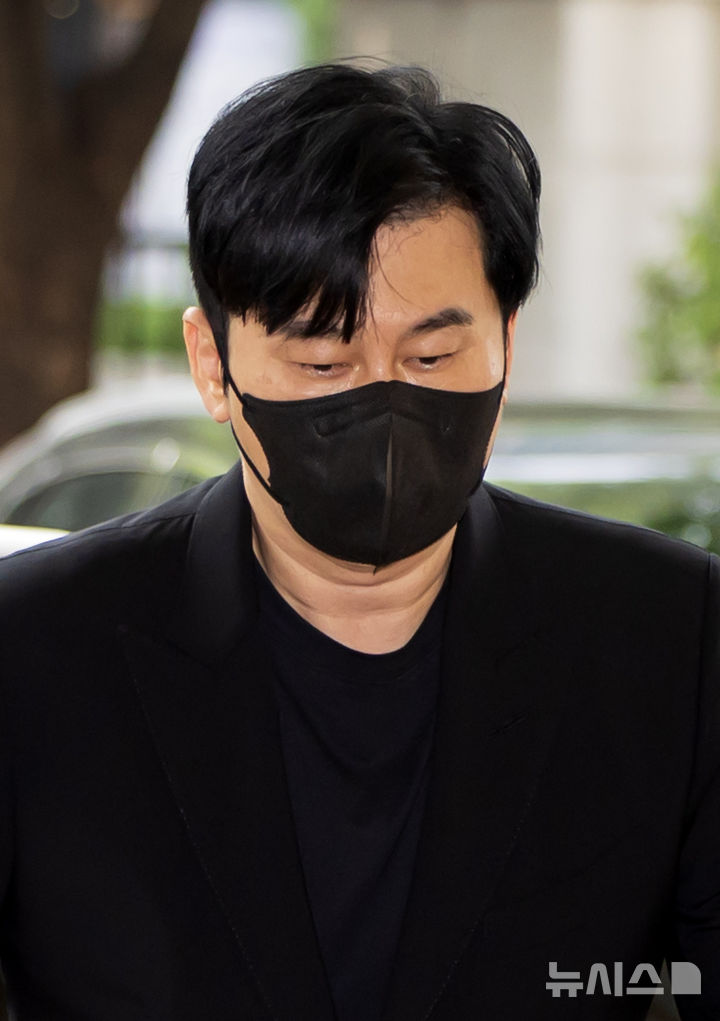 [서울=뉴시스] 김선웅 기자 = 해외에서 선물받은 명품 시계를 세관에 신고하지 않아 재판에 넘겨진 양현석 YG엔터테인먼트 총괄 프로듀서가 4일 서울 마포구 서울서부지법에서 열린 특정범죄가중처벌등에관한법률위반(관세) 혐의 3차 공판기일에 출석하고 있다. 2025.07.04. mangusta@newsis.com