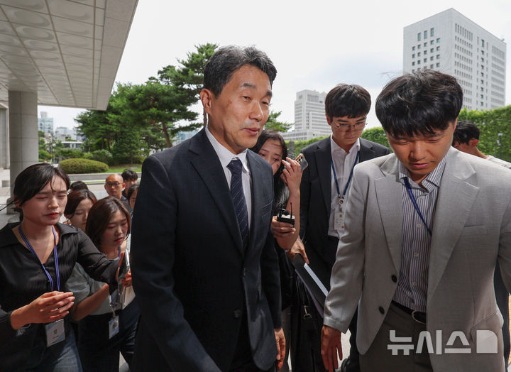 [서울=뉴시스] 김진아 기자 = 이주호 교육부 장관이 12·3 비상계엄 관련 내란 혐의를 수사 중인 특검에 조사를 받기 위해 4일 오후 서울 서초구 서울고등검찰청으로 출석하고 있다. 2025.07.04. bluesoda@newsis.com