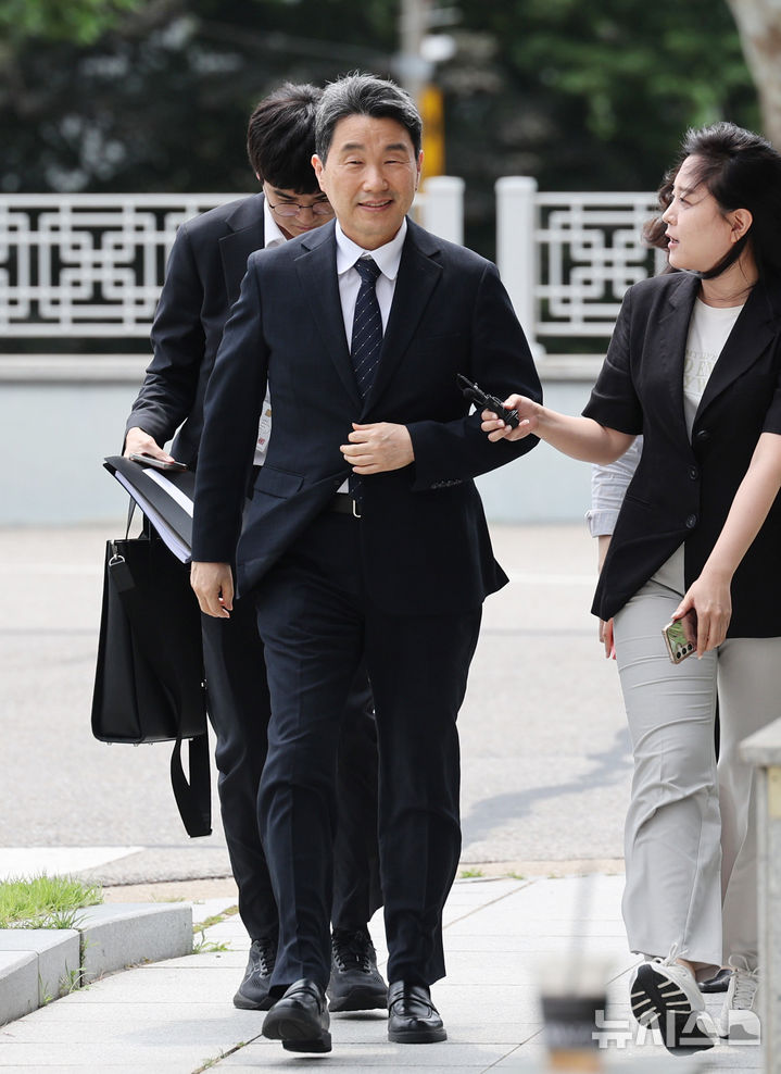 [서울=뉴시스] 김진아 기자 = 이주호 교육부 장관이 12·3 비상계엄 관련 내란 혐의를 수사 중인 특검에 조사를 받기 위해 4일 오후 서울 서초구 서울고등검찰청으로 출석하고 있다. 2025.07.04. bluesoda@newsis.com