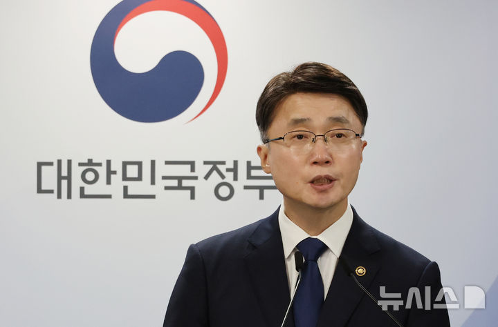 [서울=뉴시스] 김명원 기자 = 류제명 과학기술정보통신부 제2차관이 4일 서울 종로구 정부서울청사에서 SK텔레콤 침해사고 최종 조사결과 발표를 하고 있다. 2025.07.04. kmx1105@newsis.com