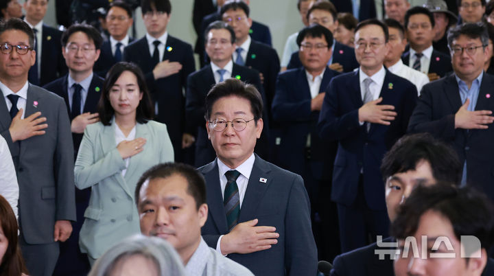 [대전=뉴시스] 고범준 기자 = 이재명 대통령이 4일 대전컨벤션센터에서 열린 '충청에서 듣다, 충청 타운홀 미팅'에서 국기에 경례를 하고 있다. (대통령실통신사진기자단) 2025.07.04. bjko@newsis.com