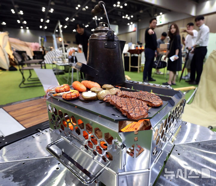 [고양=뉴시스] 전진환 기자 = 지난 4일 경기도 고양시 킨텍스에서 열린 2025 캠핑페스타를 찾은 관람객들이 화로대를 살펴보고 있다. (사진은 기사와 관련이 없습니다.) 2025.07.04. amin2@newsis.com