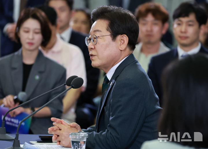 [대전=뉴시스] 고범준 기자 = 이재명 대통령이 4일 대전컨벤션센터에서 열린 '충청에서 듣다, 충청 타운홀 미팅'에서 발언하고 있다. (대통령실통신사진기자단) 2025.07.04. bjko@newsis.com