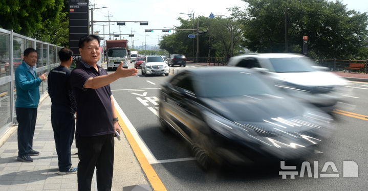 [전주=뉴시스] 김얼 기자 = 전북 전주시 덕진구 남양아파트 관계자들이 추천로를 지나는 많은 차량의 과속을 설명하고 있다. 2025.07.04. pmkeul@newsis.com
