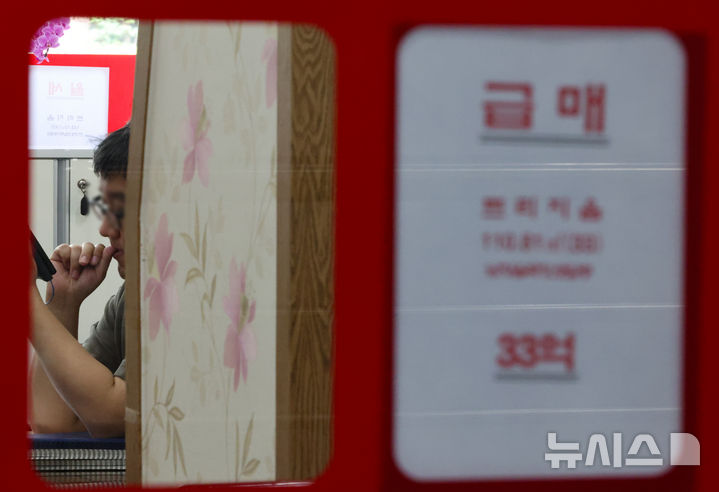 [서울=뉴시스] 황준선 기자 = 4일 서울 송파구의 한 부동산에서 업주가 손님을 기다리고 있다. 2025.07.04. hwang@newsis.com