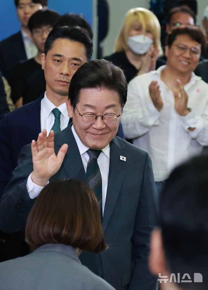 [대전=뉴시스] 고범준 기자 = 이재명 대통령이 4일 대전컨벤션센터에서 열린 '충청에서 듣다, 충청 타운홀 미팅'에 입장하고 있다. (대통령실통신사진기자단) 2025.07.04. bjko@newsis.com