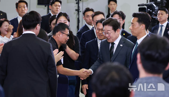 [대전=뉴시스] 고범준 기자 = 이재명 대통령이 4일 대전컨벤션센터에서 열린 '충청에서 듣다, 충청 타운홀 미팅'에서 참석자들과 악수하고 있다. (대통령실통신사진기자단) 2025.07.04. bjko@newsis.com