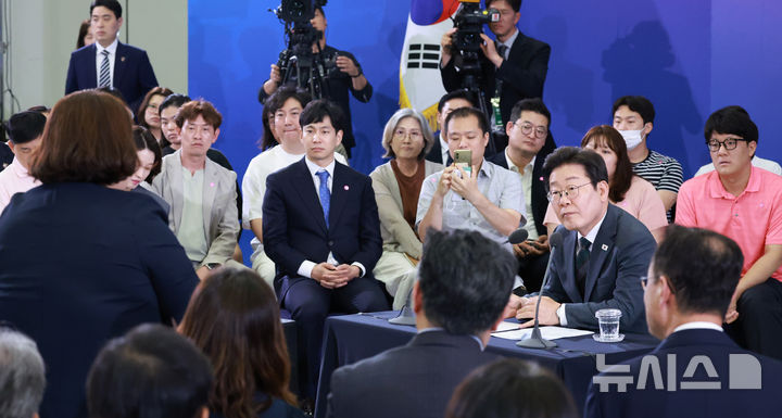 [대전=뉴시스] 고범준 기자 = 이재명 대통령이 4일 대전컨벤션센터에서 열린 '충청에서 듣다, 충청 타운홀 미팅'에서 참석자 발언을 듣고 있다. (대통령실통신사진기자단) 2025.07.04. bjko@newsis.com