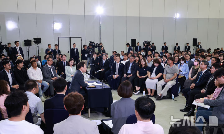 [대전=뉴시스] 고범준 기자 = 이재명 대통령이 4일 대전컨벤션센터에서 열린 '충청에서 듣다, 충청 타운홀 미팅'에서 발언하고 있다. (대통령실통신사진기자단) 2025.07.04. bjko@newsis.com