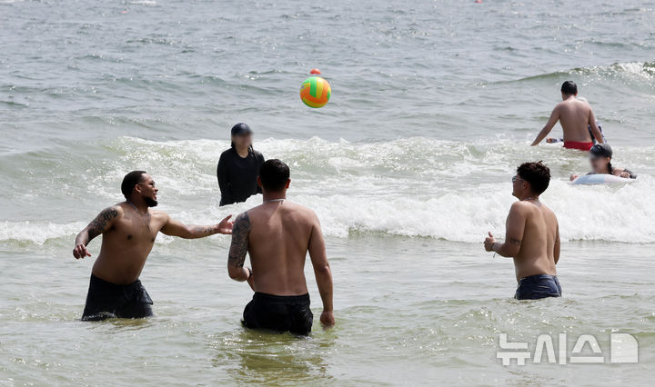  [부산=뉴시스] 하경민 기자 = 부산에 폭염경보가 발효 중인 4일 해운대해수욕장을 찾은 시민과 관광객들이 물놀이를 즐기고 있다. 2025.07.04. yulnetphoto@newsis.com