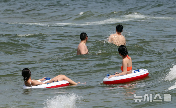  [부산=뉴시스] 하경민 기자 = 부산에 폭염경보가 발효 중인 4일 해운대해수욕장을 찾은 시민과 관광객들이 물놀이를 즐기고 있다. 2025.07.04. yulnetphoto@newsis.com