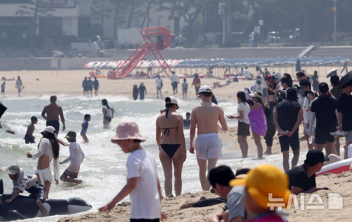  [부산=뉴시스] 하경민 기자 = 부산에 폭염경보가 발효 중인 4일 해운대해수욕장을 찾은 시민과 관광객들이 물놀이를 즐기고 있다. 2025.07.04. yulnetphoto@newsis.com