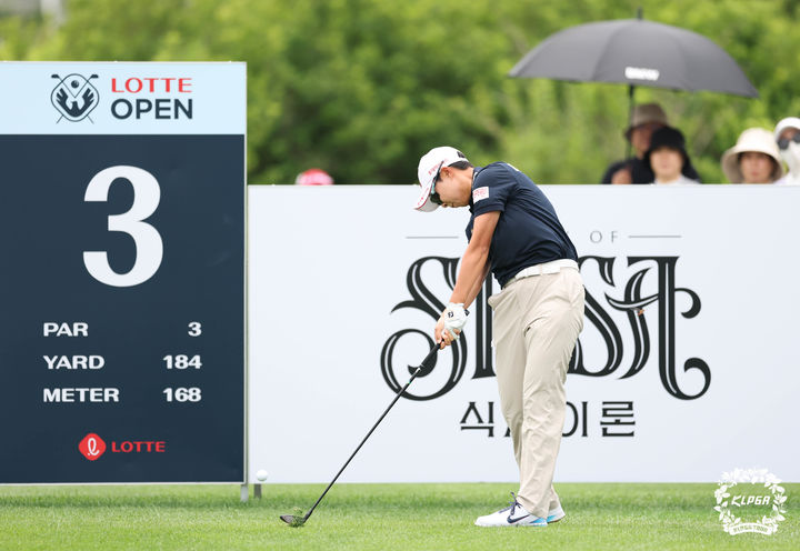 [서울=뉴시스] 지난달 4일 인천 청라에 위치한 베어즈베스트청라CC에서 열린 '제15회 롯데오픈' 2R 3번홀에서 김효주가 티샷을 하고 있다.(사진=KLPGA 제공) 2025.07.04. photo@newsis.com *재판매 및 DB 금지