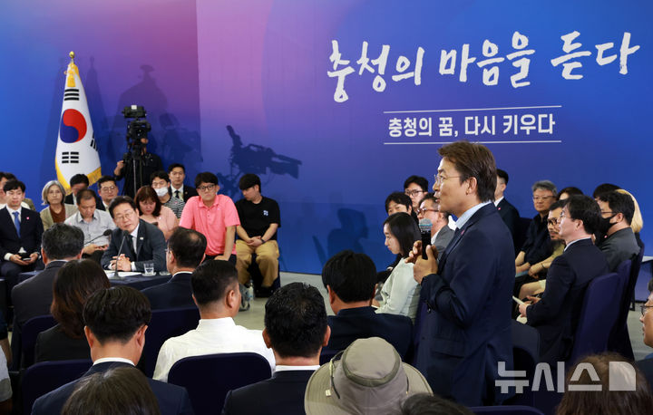 [대전=뉴시스] 고범준 기자 = 이재명 대통령이 지난 7월 4일 대전컨벤션센터에서 열린 '충청에서 듣다, 충청 타운홀 미팅'에서 권대영 금융위 사무처장의 발언을 듣고 있다. (대통령실통신사진기자단) 2025.07.04. bjko@newsis.com