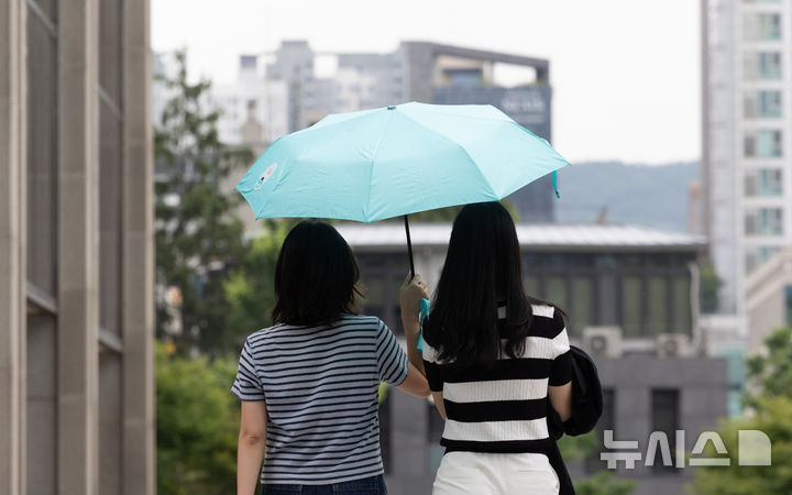 인천 낮 최고 33도, 습도 높아 더 덥다…오후 소나기