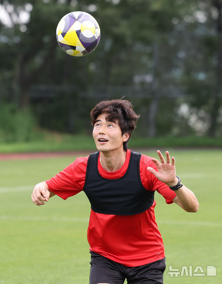 [포항=뉴시스] 이무열 기자 = 지난 4일 경북 포항시 북구 포항스틸러스 송라클럽하우스에서 열린 미디어데이에서 기성용이 훈련을 하고 있다. 2025.07.04. lmy@newsis.com